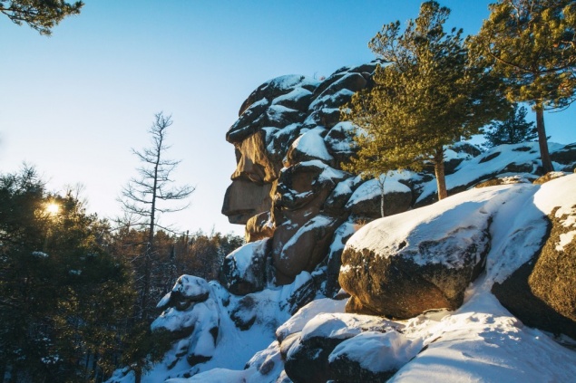 За день красноярские спасатели помогли укушенному собакой дорожнику и двум туристам на «Столбах»