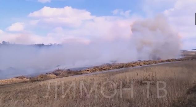 Под Канском загорелась самая большая свалка отходов с местных лесопилок