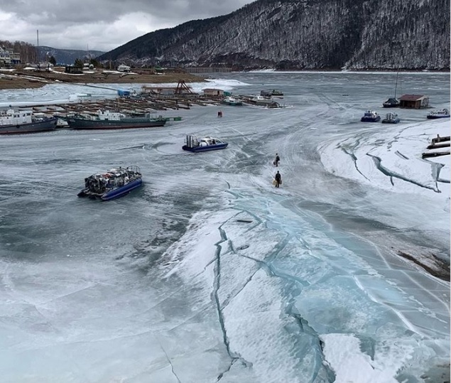 Туристы попытались перейти Красноярское водохранилище по рассыпающемуся льду. Эвакуировали спасатели