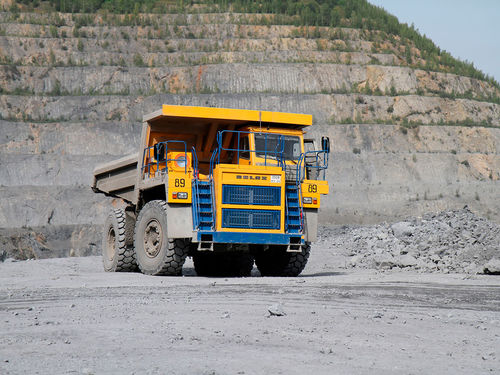 Компания РУСАЛ направит около 1,1 млрд рублей на обновление горнотранспортной техники АГК