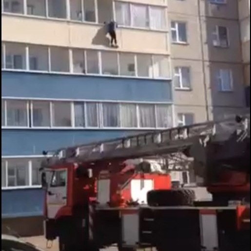 В Красноярске спасли висящую на балконе 4 этажа женщину