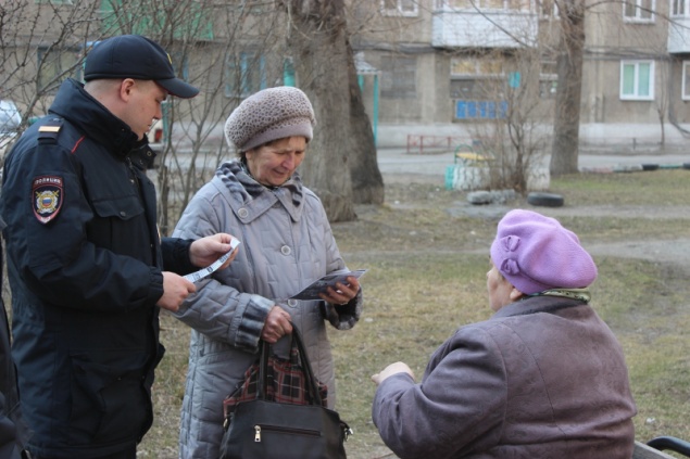 В Ачинске полицейские предупреждают пенсионеров о возможных действиях мошенников