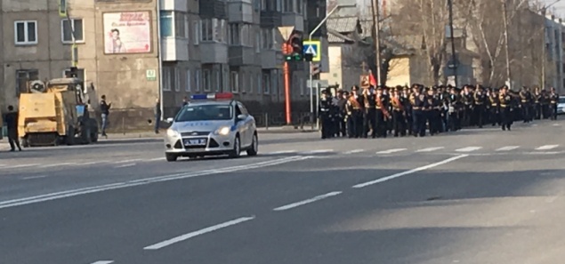 Автополицейские в Ачинске обеспечили безопасность дорожного движения на праздничном шествии кадетов