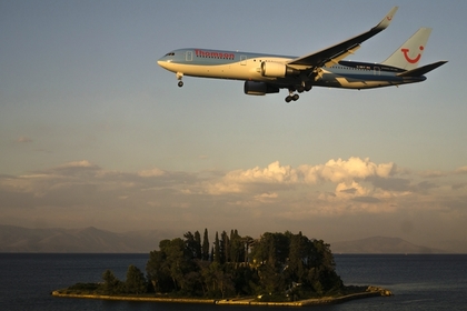 Самолет с россиянами вернулся в аэропорт из-за спущенного колеса