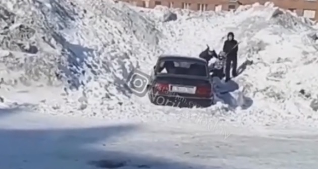 Норильские школьники выбили стёкла и вырвали дворники брошенному во дворе авто