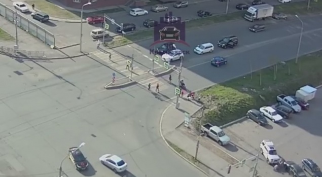 Автоледи на «Калине» промчалась на красный и сбила школьников. Один попал в больницу с травмой головы и выбитыми зубами