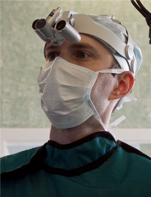 Красноярский «врач-самурай» провел операцию на позвоночнике 16-летней жертвы ДТП и спас ее от инвалидности