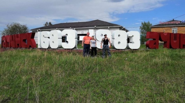 В Ачинске общественники покрасили надпись, расположенную на въезде в Сибгородок