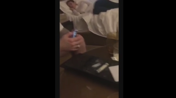 Хоккеиста сборной России засняли сидящим за столом с рассыпанным белым порошком