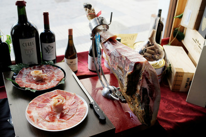 Власти захотели запретить россиянам ввозить хамон и пармезан