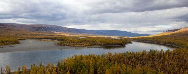 На севере Красноярского края перевернулась лодка с молодыми людьми: двое погибли