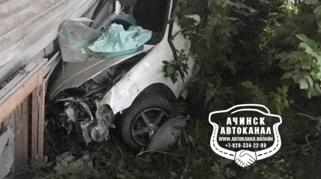 Пьяная автоледи врезалась в жилой дом в Ачинске