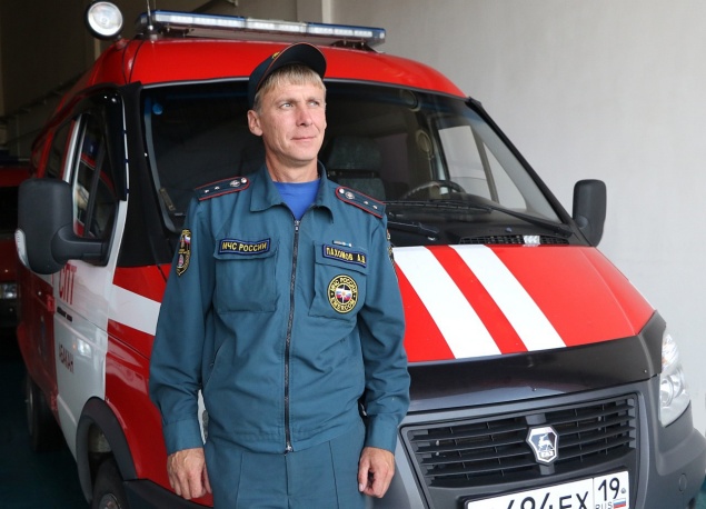 В Абакане пожарный спас тонущих жениха с невестой. Их родственник погиб