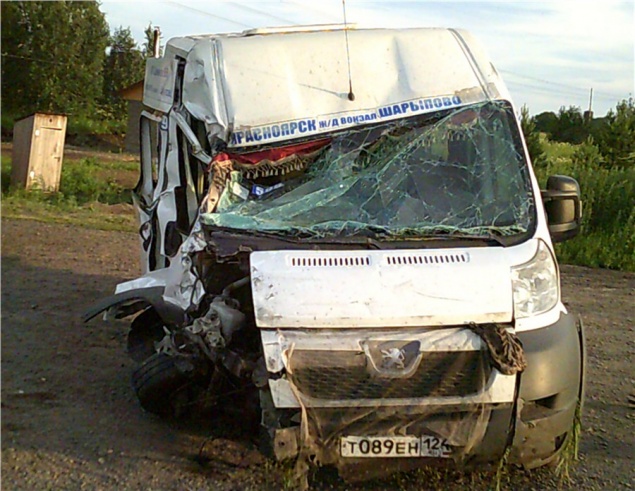 Водитель красноярского пассажирского автобуса решил обогнать грузовик на трассе, врезался в него и улетел в кювет. Пострадали 9 человек