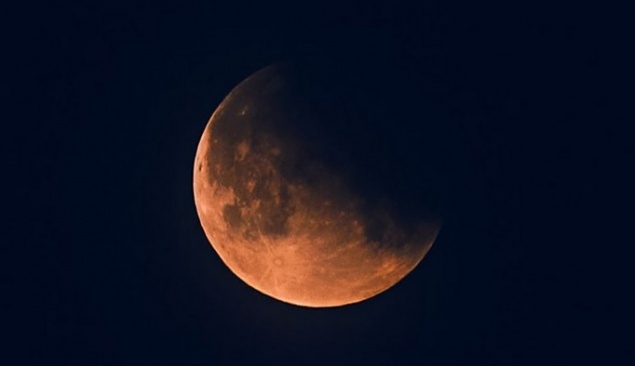 Соцсети заполонили снимками лунного затмения