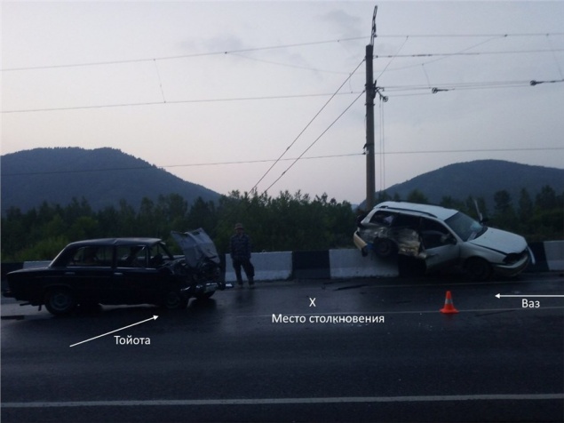 На дивногорской трассе Toyota после ДТП повисла на бетонном ограждении. Ребенка спас ремень безопасности