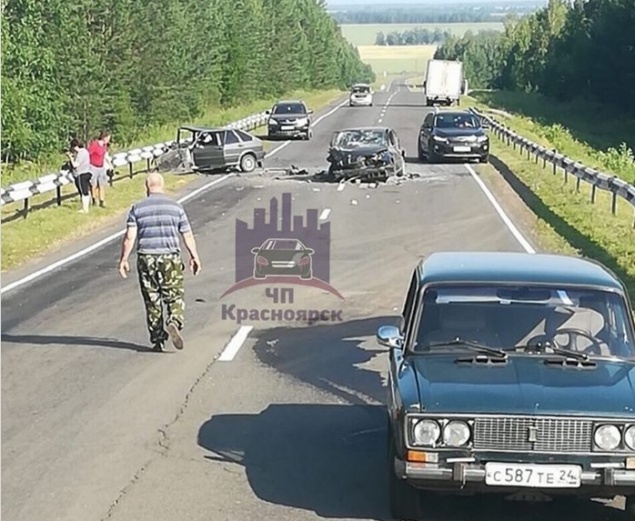 В Красноярском крае лихач на «Ладе» разбил на трассе две машины. Четыре человека попали в больницу