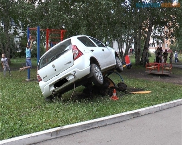 В Назарово заведённый с "толкача" автомобиль взлетел на детские качели