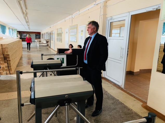 Сергей Никитин осмотрел новую систему контроля доступа в Лицее №1