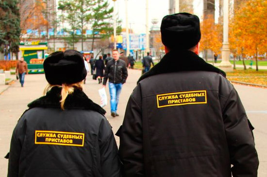 В Красноярске должник набросился с кулаками на женщину-пристава