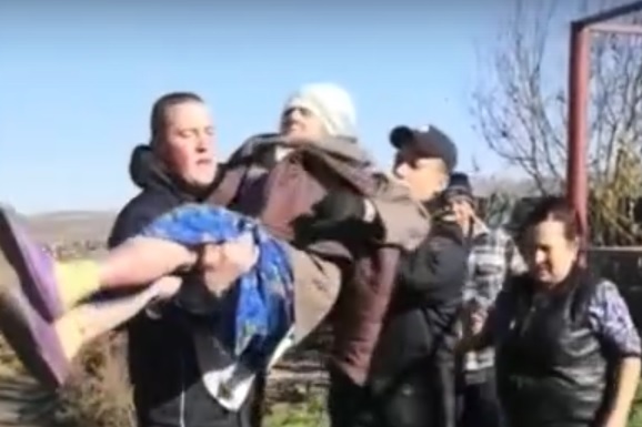 Полицейский на руках принёс к родным заблудившуюся 80-летнюю пенсионерку