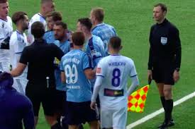 Матч чемпионата России завершился массовой дракой и тремя удалениями