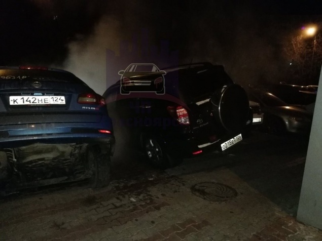 В Красноярске под землю провалились две иномарки