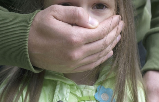 Красноярский педофил прикинулся больным и надругался над помогавшей ему школьницей: получил 17 лет колонии