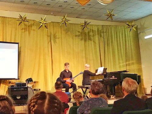 Молодые музыканты из Красноярска представили юным ачинцам творческий проект «ART-Mobile»