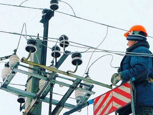 В Ачинске из-за шквалистого ветра произошли аварийные отключения электроэнергии по улице Дзержинского