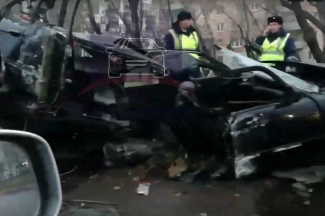 Пьяная компания на BMW влетела в столб