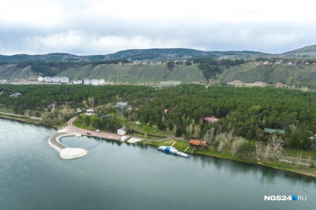 Лодка с 5 людьми перевернулась на Енисее