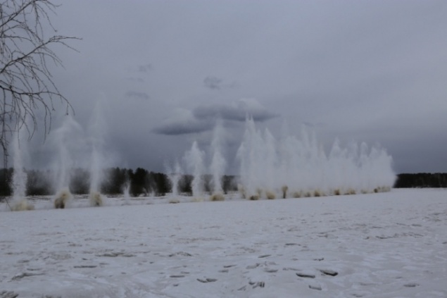 В Зеленогорске подросток на спор пытался перейти едва замерзшую реку