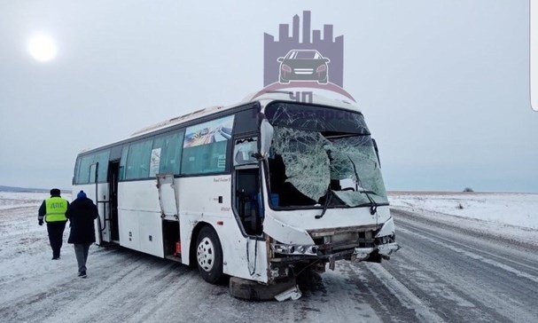В Назаровском районе на трассе УАЗ врезался в маршрутный автобус. Пострадало три человека