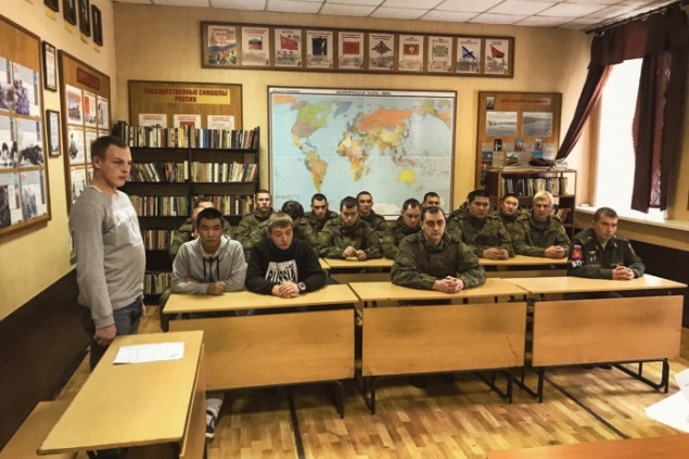 Военнослужащий прятался от полиции под кроватью. Его нашли и оштрафовали на 20 тысяч