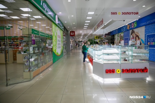 Работник точки по продаже гаджетов провел мимо кассы 200 тысяч рублей