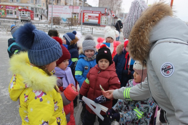 Госавтоинспекторы и родительская общественность в День правовой помощи детям провели акцию «Засветись»