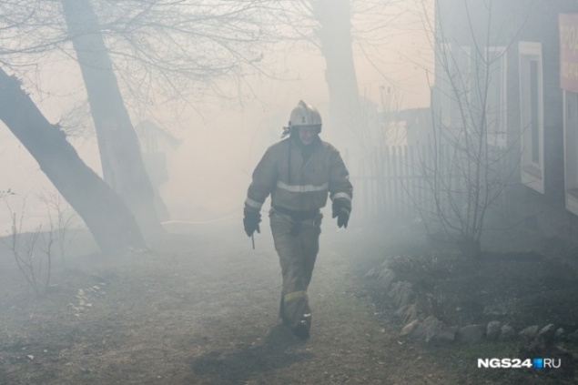 Четыре человека сгорели ночью в двухквартирном доме в Ужуре