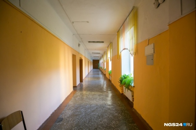 «С малых лет приучают к наркомании»: депутаты потребовали запретить в школах табак снюс