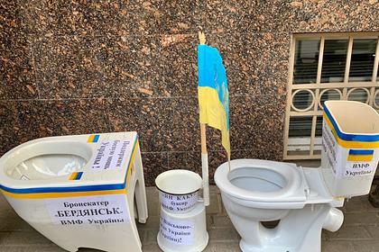 К посольству Украины принесли унитазы взамен исчезнувшим с кораблей