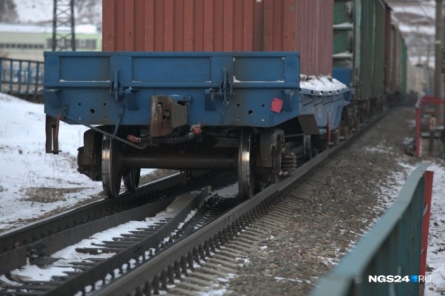 Двое мужчин лишились жизни, попав под приближающийся поезд