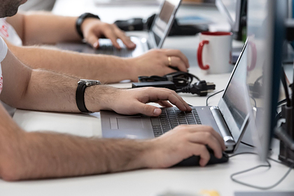 Названы отрасли с самыми быстрорастущими зарплатами