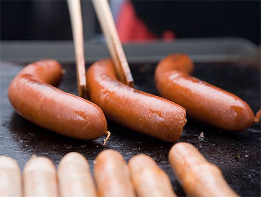 В красноярской «Ленте» нашли опасные колбаски и молочку «из будущего»