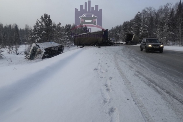 В массовой аварии на кольце у Зеледеево погиб водитель фуры и два человека ранены