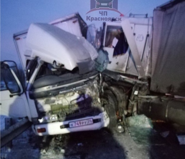 Под Ачинском две фуры столкнулись практически лоб в лоб. Очевидцы сообщают о погибшем