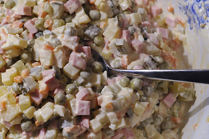 Россиян призвали воздержаться от поедания салатов с майонезом на Новый год