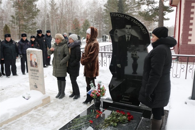 «Прошло ровно 2 года»: полицейские почтили память коллеги, погибшего во время кровавой расправы в Дивногорске