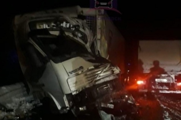 Две фуры сошлись в лобовом столкновении у Зеледеевского кольца. Есть пострадавшие