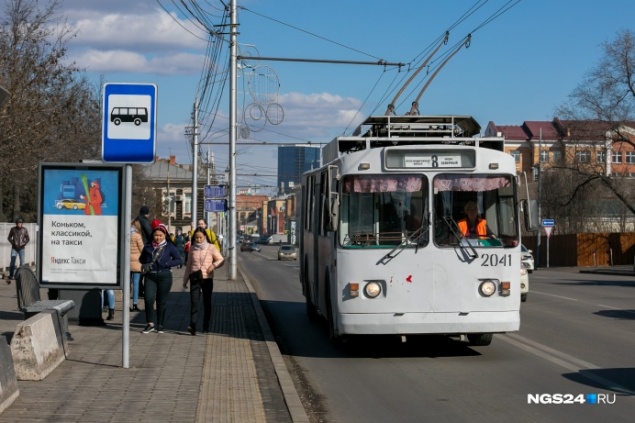 Пенсионерка отсудила 100 тысяч за падение в троллейбусе