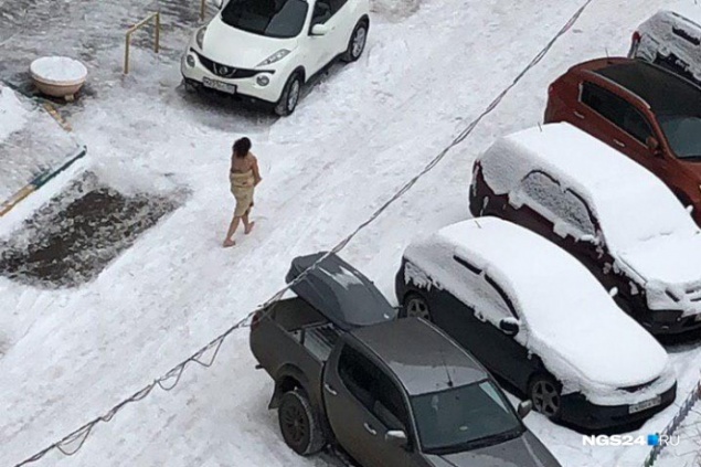 «Муж угрожал ножом»: соседка рассказала подробности о побеге голой девушки с младенцем на улицу